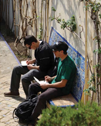 两个学生在西班牙塞维利亚的Alcázar de Sevilla画画。